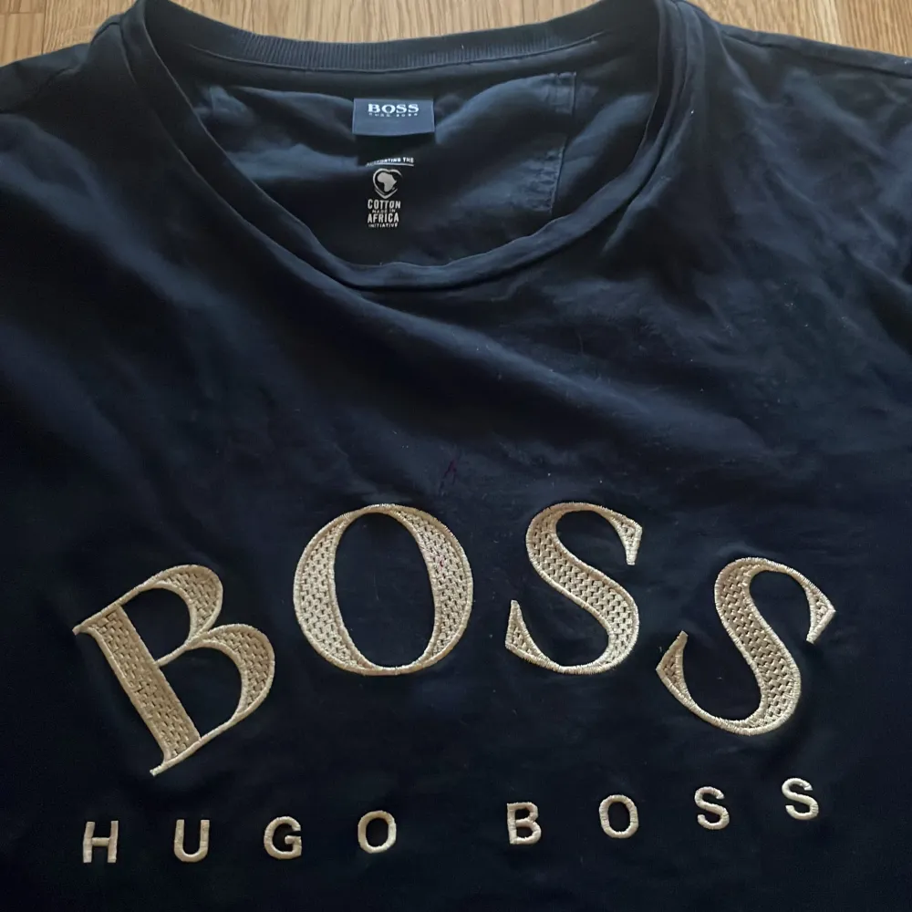 Hej säljer min Hugo boss T-shirt storlek m mitt pris är 300 hör av er om frågor och bilder . T-shirts.