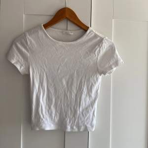 Basic croppad t-shirt från Gina, säljer då den är för liten, i väldigt bra skick💗