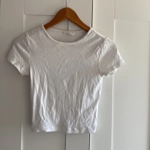 T-shirt - Basic croppad t-shirt från Gina, säljer då den är för liten, i väldigt bra skick💗