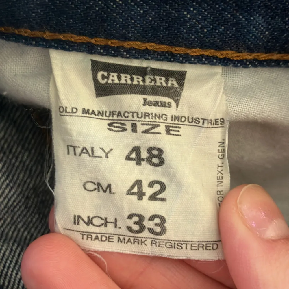 Coola midrise jeans från Carrera Jeans, jättefint skick , orginalt pris 54,99 EU. Är klippta för att passa kortare personer. . Jeans & Byxor.