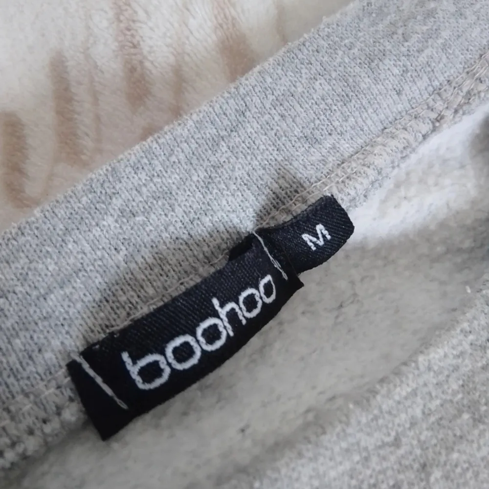 Säljer en ljus grå sweatshirt i strl M från boohoo. Den är bra skick, ser inget fel med den! Säljer den för 30kr + frakt!. Hoodies.