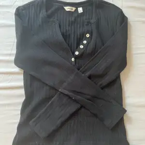 En svart snygg tröja som köpte på vero Moda, andvänds knappast och därför säljer jag den, man kan själv välja vilka knappar som ska sitta ihop eller så har man den så som på bilden, skriv för mer frågor💓💓💓💓