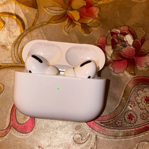 Hörlurar  - Säljer dessa oanvänt hörlurar har bara tagit utom de från boxen. Har redan JBL hörlurar därför har jag ingen nytta för de