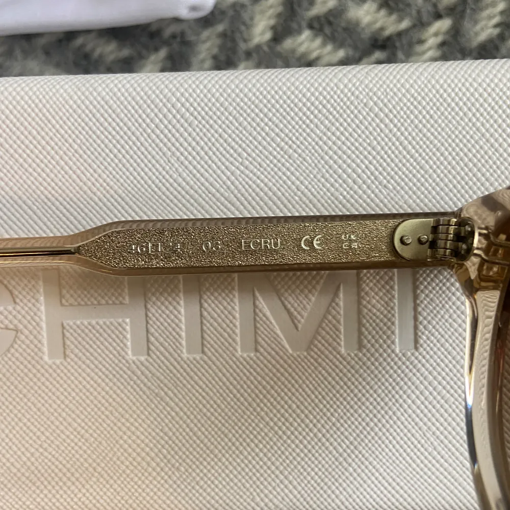 Säljer nu mina sprillan nya chimi glasögon i modellen 03. Färgen heter ecru och är en genomskinlig beige. Glasögonen är helt oanvända 10/10, box, påse, kort, samt förvaringslåda ingår. Självklart autentiska. Hör gärna av dig vid frågor👊🏽😁. Accessoarer.