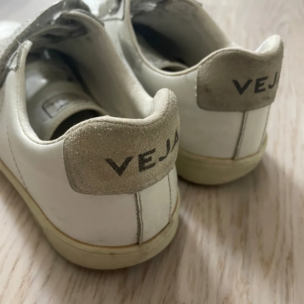 Ett par snygga Veja sneakers med kardborreband. Storlek 37, något slitna(se bilder) men inget överdrivet märkbart. Pris kan diskuteras:) . Skor.