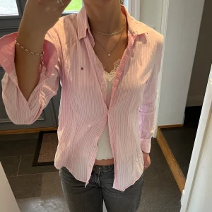 Rosa skjorta från Gant - Rosa randig skjorta från Gant i storlek 38. Fint skick, passar S och M. Använd gärna köp nu!