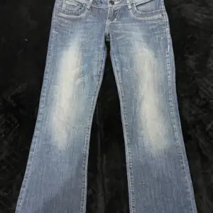 Lågmidjade supersnygga blå bootcut jeans ifrån LTB!! I nyskick:)💞