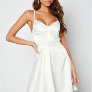 Vit studentklänning siden stl 34 - Stl 34 Ny skick med lapparna kvar Pälsdjur finns i hemmet 