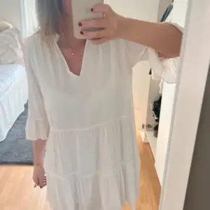 Super gullig och fin vit klänning inför sommaren 💕💕💕❣️❣️