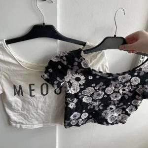 Toppar  - Två sommriga toppar som är perfekta nu till sommaren. Den vita är i storleken M och den blommiga är i S, däremot är dem liknade i storleken. Man kan både ha topparna som off shoulders tröjor men även som en vanlig v ringad tröja, upp till dig själv!