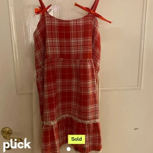 Röd gullig klänning! - Köpt här på plick (bilder är inte mina) men säljer då den inte passar! Köpte för 100kr och de röda rosetterna finns inte kvar🤍💟