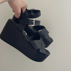 Platform sandals - Superfina oanvända platform sandals med flätad framsida och hög platå 