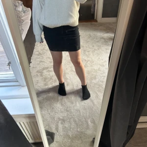 Svart jeanskjol - Fin svart jeanskjol från Gina💗 säljer då den inte används längre 