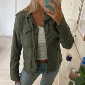 Vårjacka  - Säljer vidare min super fina ”militärgröna” vårjacka från Levi’s i väldigt bra skick! Xs men något stor i storleken så skulle passa en S!