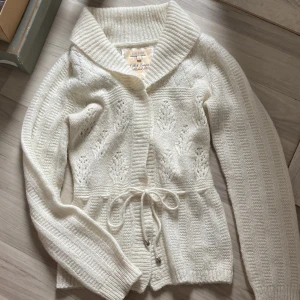 Cardigan  - Så vacker vit stickad cardigan kofta med krage och fina mönster och detaljer. Snöre till runt midjan🌸 perfekt att ha över en kjol eller shorts ni när det börjar bli varmare eller på en sommarkväll💗🌸 Har endast testat! Nyttskick!