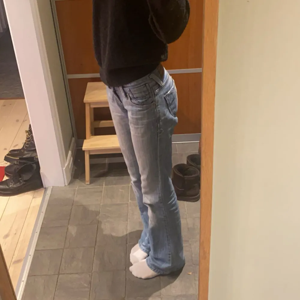 Lågmidjade långa bootcut jeans från märket cron-x. Mina absoluta favoritjeans men har tyvärr blivit för små. Såååå fina, skriv för mått eller andra frågor! Har supergulliga rosa detaljer och fickfoder!🌸🌟❤️. Jeans & Byxor.