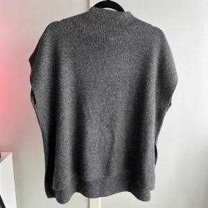 Kofta - Kofta/pull over från Pieces! Skulle uppskatta storleken till L. Knappt använd🌸 