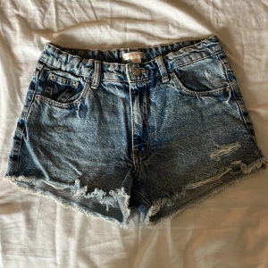 Blå shorts - Säljer dessa jättefina blåa shortsen i 152/xs från gina tricot, säljer pågrund av att de är för liten för mig. Andvänd några få gånger.🤍