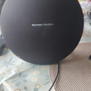 Harmon Kardon onyx 4  - Hej säljer min högtalare för köpt en ny. Ligger bara o skräpar! Som ny lite dammig men annars inga fel eller skavanker. Fungerar precis som ny! Nypris 1600kr. Ni står för frakten! Går mötas upp i Jkpg. Utkörning går med pris går diskutera 