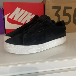Axel Arigato Laceless 360 - Hej! Säljer nu mina stilrena Axel Arigato skor då jag har köpt nya, slitage på undersidan skon vilket inte är synbart (se bild 5)  Har varit riktigt nöjd över skorna, bara att skriva gällande frågor! Pris kan diskuteras:)