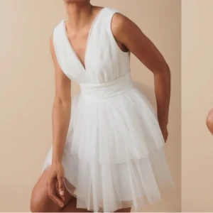 Klänning  - Säljer denna klänning från Gina Tricot. Aldrig använd i storlek M.