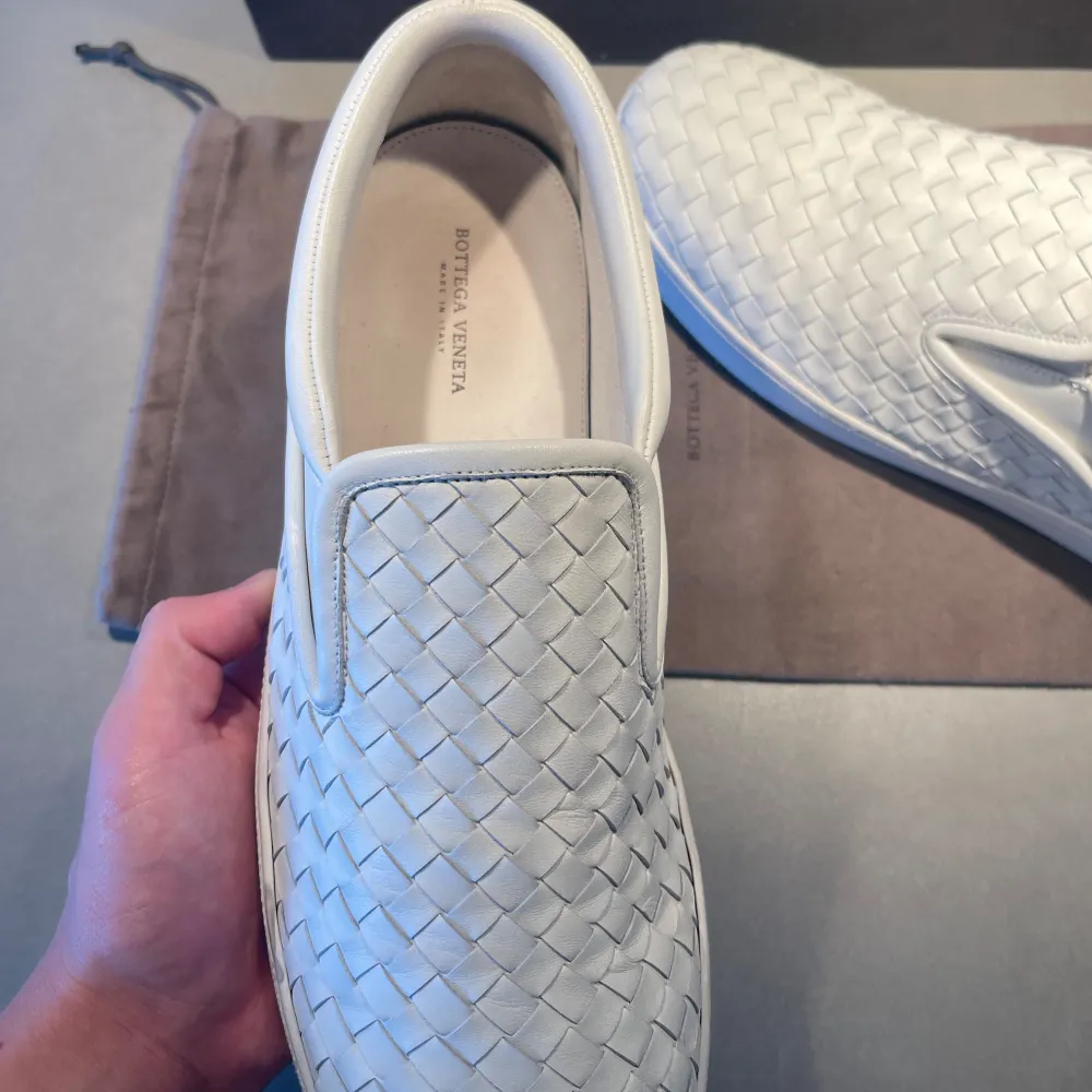 Hej! Säljer nu dessa super schyssta slip-on skorna från Bottega Veneta. Nyskick, endast testade ute en gång. Storlek 44 men sitter 0,5-1 storlek större. Tillkommer Box, kvitto & påse. Kan frakta eller mötas upp i Kungälv. PM 📩 fler bilder/frågor :). Skor.