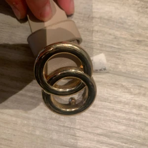 2 skärp - Skärp i svart och beige. Beige köpt på Gina och tror de svarta är köpt på hm. 150kr för båda 75 för 1💞💞