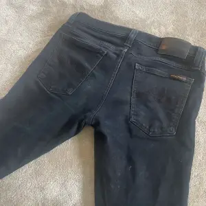 Nudie jeans bra skick färgen har en färg som är väldigt mörk men färgen är mörkblå men nästan svart storlek 28 pris 399