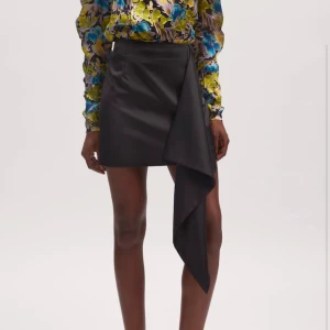 Supersnygg satin kjol - Så fin satinkjol med cool detalj! Råkade köpa två st så inte kommit till användning. Nypris 1299