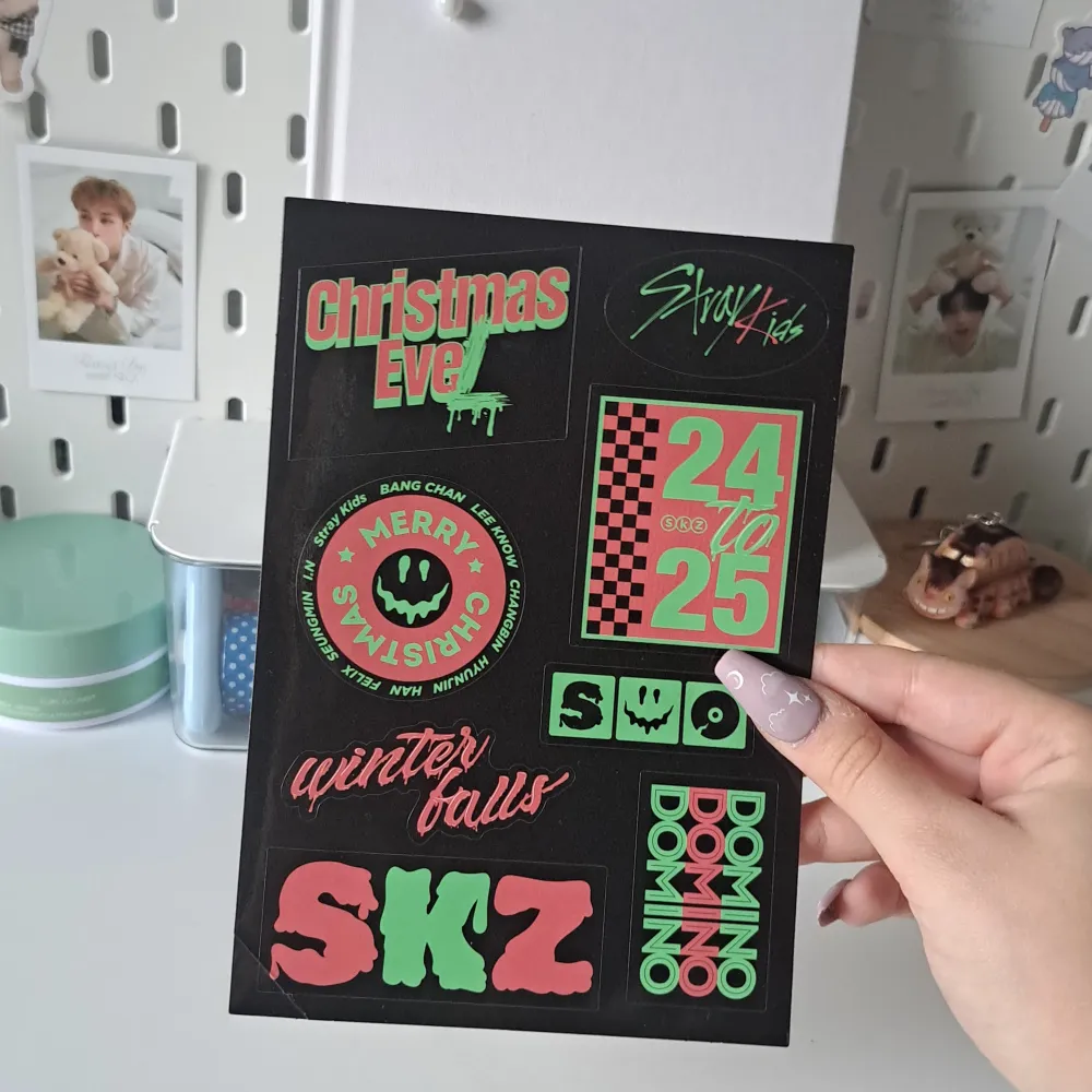 Stray Kids album inclusions🤍 20kr styck🫶🏻 Endast swish, frakt 19kr🧸. Accessoarer.
