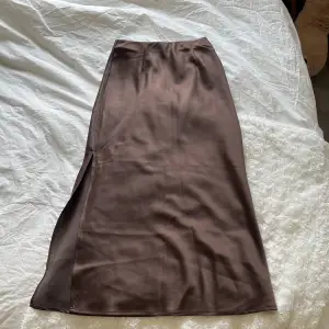 Jag säljer denna fina bruna silkes kjol💕💕. Använd få gånger men kommer inte längre till användning. Den är från Bikbok i strl XS, jag är 170 lång. 