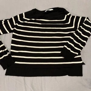 Randig kortare långärmad tröja - Säljer då den inte kommer till användning, jättefin bara använd ett fåtal gånger, luftig men bra material💗