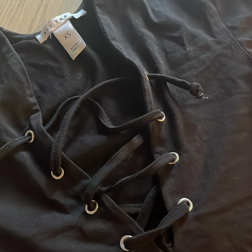 Jättefin topp med snörning😍 Den är ganska kort. endast provad, köpt från Vinted i helt nytt skick med lappen på. . Yläosat.