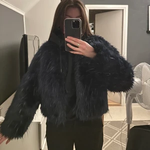 Faux Fur Jacket - En mörkblå jacka i pälsimitation. Köpt på JC märket crocker. Använd två-tre gånger, jättefint skick. 