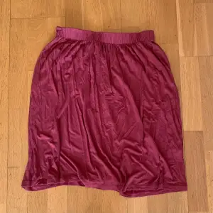 Rosa kjol från rosemunde. Står ingen storlek men den passar mig som har storlek S/M 🌸