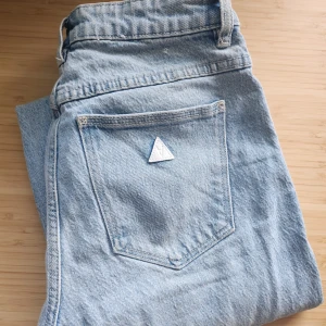 Abrand jeans - Jeans från abrand Använda endast 1 gång Hål i knäna 