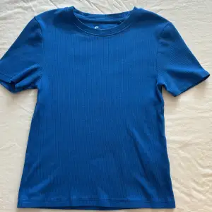 Blå fin t shirt (ribbad). Passar storlek XS/S. Som ny inget fel använd endast 2 gånger.💗