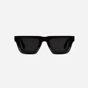 Hej!  Säljer ett par solglasögon från A days march, modell Shade No.1.  De är helt oanvända, kostade 1400kr i butik, fodral medföljer!  Mvh Ludvig 