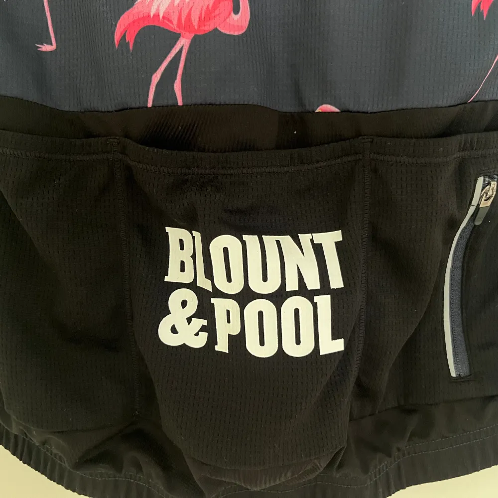 Perfekt cykel tröja från Blount & Pool. Tre fickor på ryggen för varning. Flamingo. . Sport & träning.