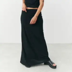 Lång svart kjol från gina köpt förra sommarn. Säljer då den inte passar mig längre🩶 lite nopprig runt midajn på insidan 
