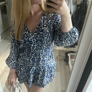 Sommarklänning - Super fin sommar klänning från zara, köpt förra året för 399kr och använd en gång! Skriv för fler bilder❤️