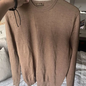 Stenstörms merino - Tja! Säljer nu denna riktigt feta 100% merino pullover från Stenstörms. Riktigt fet färg och den är perfekt för sommaren. Man kan rocka en skjorta under eller bara med en soft tisha. Den är i storlek L men passar M