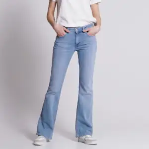 snygga lowwaist bootcut jeans, fint skick förutom några slitningar längst ner på byxorna, kan skicka bilder och mått på dm❤️
