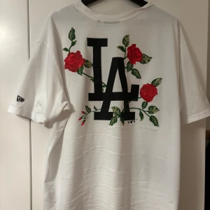 New era t-shirt (vit) - Tjenare, här säljer jag min New era t-shirt i färgen vit som inte längre kommer till användning. Skulle säga att skicket är 9/10 och som ny. Skulle du vilja ha fler bilder eller har någon fråga tveka inte att skicka! Fraktar väldigt snabbt vid köp! 