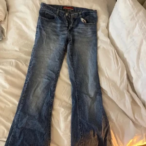 Lågmidjade jeans - Hej! Säljer dessa jeans för dem kommer inte till användning längre, fråga jätte gärna om mått osv💗 (Lånade bilder, tryck ej på ”köp nu” för säljer på andra appar också!💗)