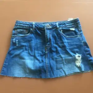 Lågmidjad jeans kjol Skit söt och formar kroppen fint!   Kontakta mig vid frågor!