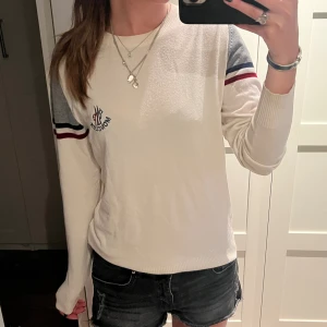 Moncler tröja - Säljer min jättegamla och jättesnygga monclertröja, storlek M men passar även Xs och S❣️
