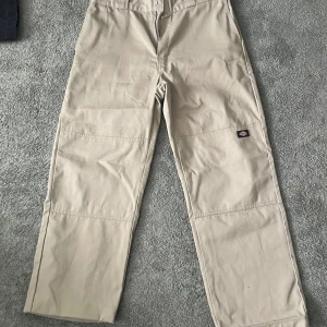 Dickies dubbelknees  - Säljer dessa dickies byxor då dem är för stor på men dem är väldigt fint skick! 