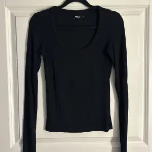 En svart ribbad tröja från Bikbok🩷 Köpare står för frakt