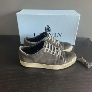 Lanvins - Säljer ku dessa ritkigt sjyssta lanvinsen i storlek 43✨ lite crease men överlag bra skixk. Både box och extra skosnören medkommer🌟  Skriv vid frågor eller funderingar 